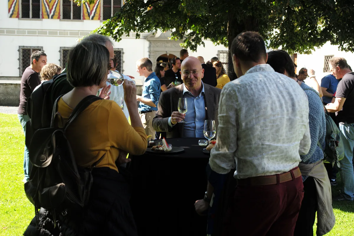 Mehrere Menschen stehen zusammen.